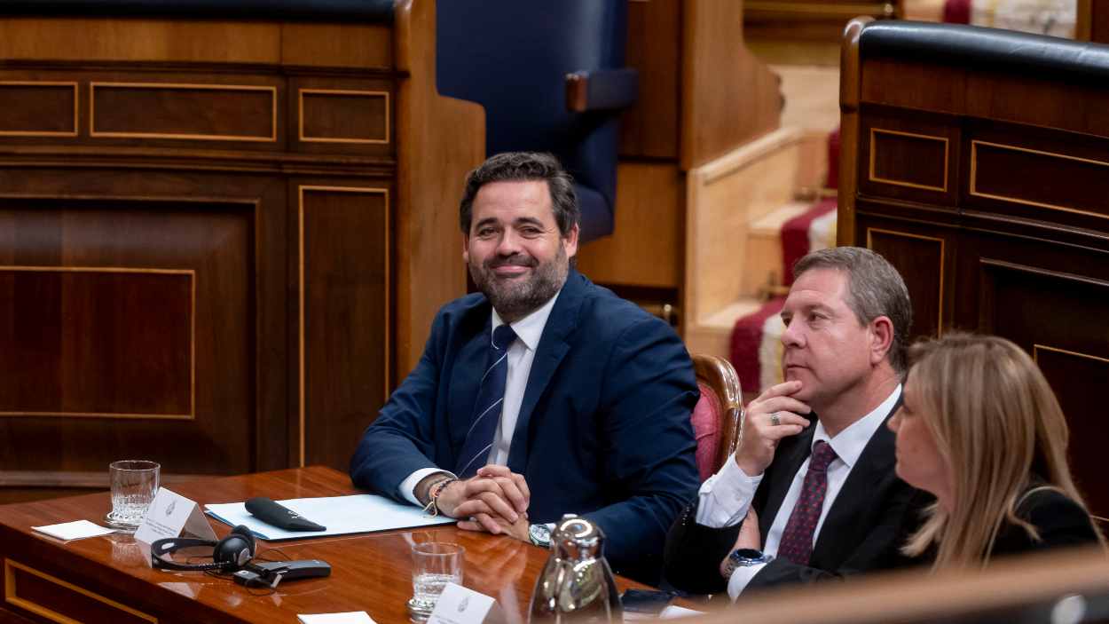 El presidente del PP de Castilla-La Mancha, Paco Núñez, junto a Emiliano García-Page, y la portavoz del PSOE en las Cortes regionales, Ana Isabel Abengózar. EP. 
