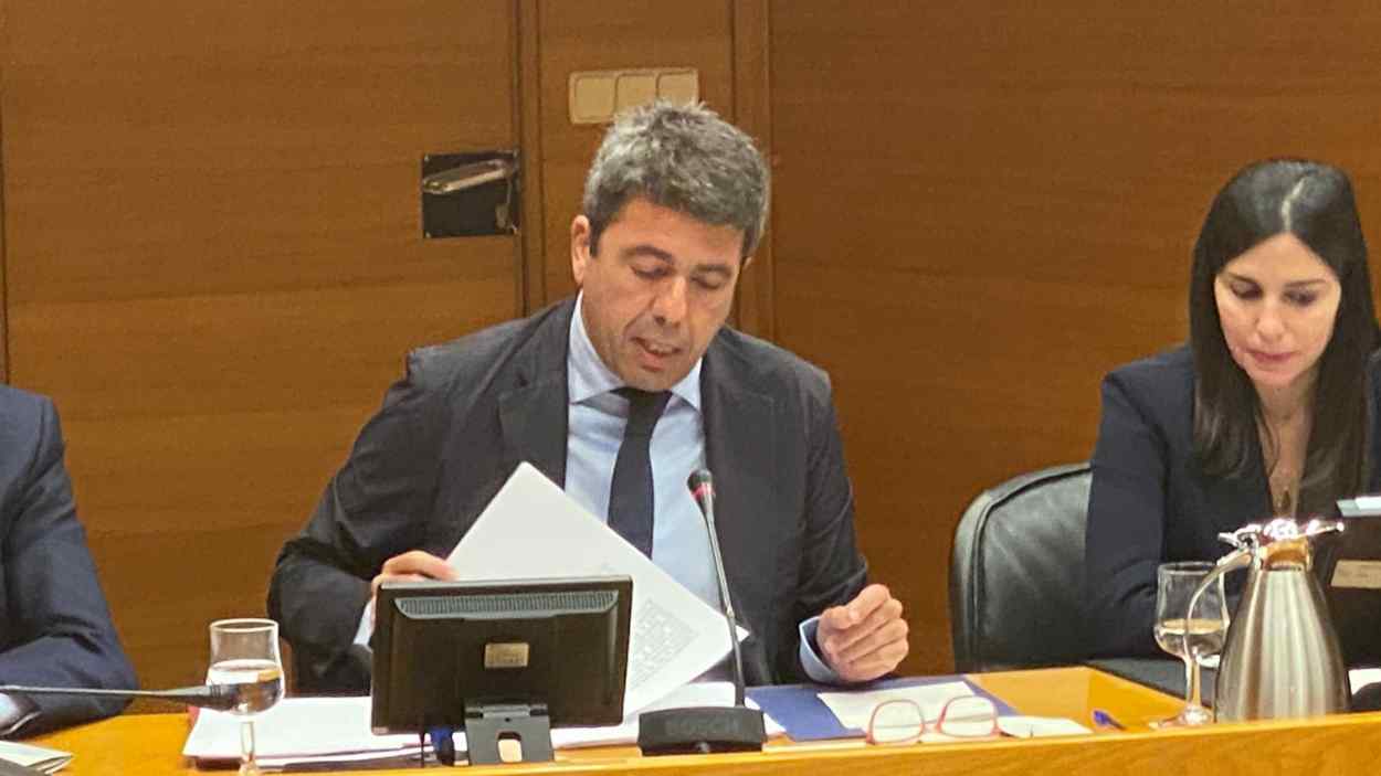 Mazón leyendo en su comparecencia en Les Corts
