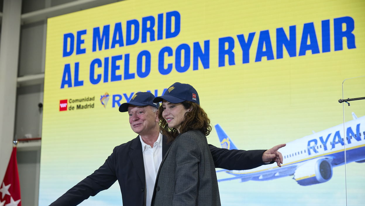La presidenta de la Comunidad de Madrid, Isabel Díaz Ayuso, y el consejero delegado de Ryanair, Eddie Wilson. EP.