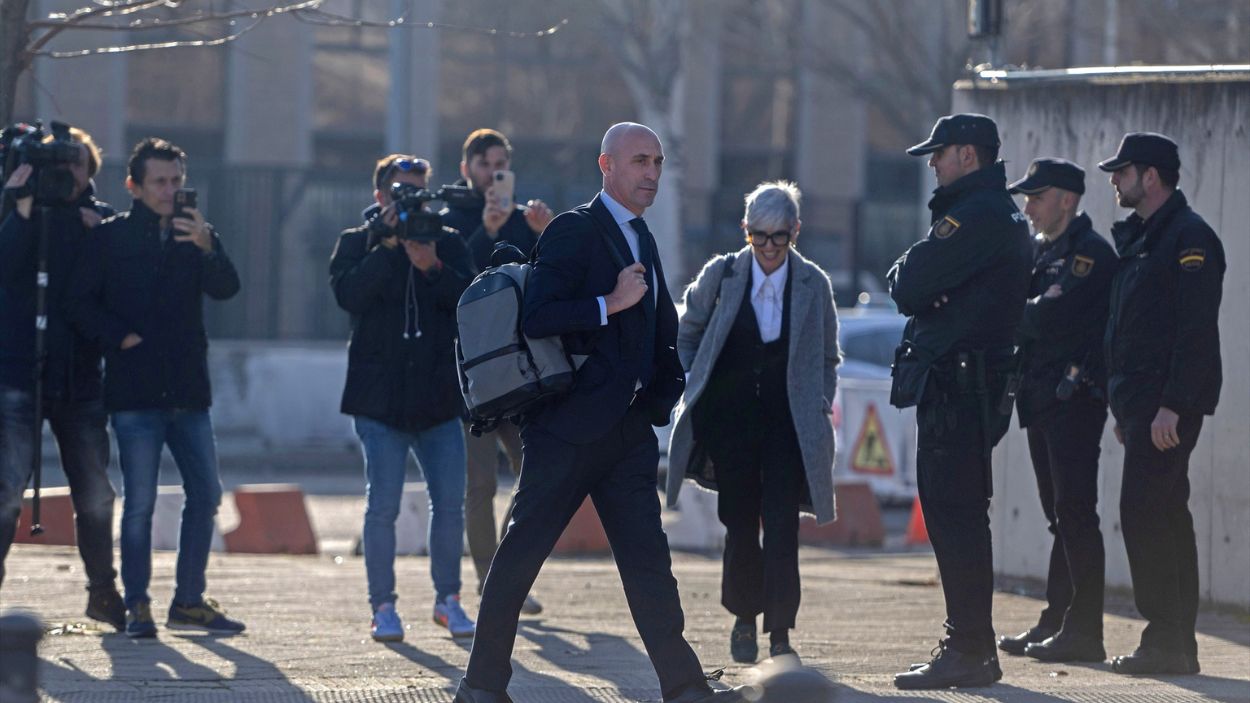 Luis Rubiales, expresidente de la RFEF, a la puerta de los juzgados. EP