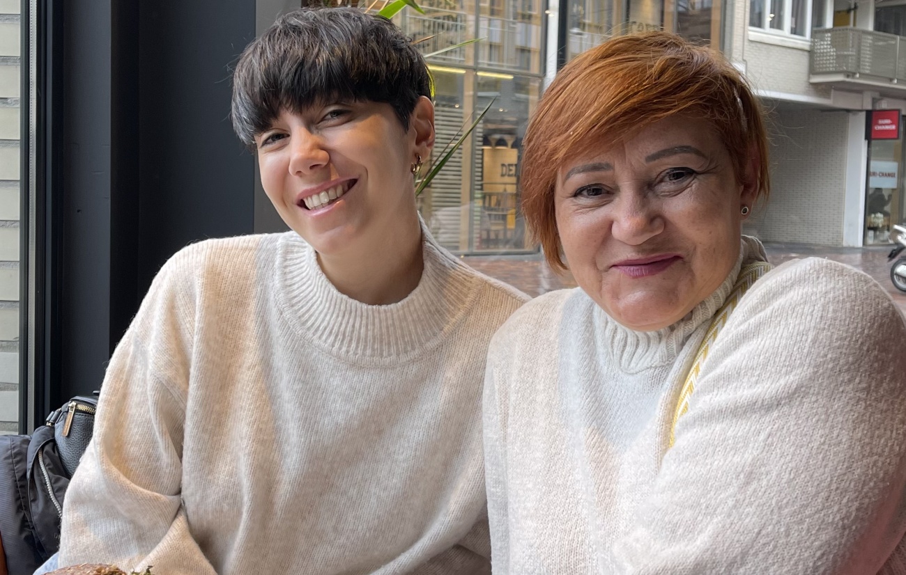 Yaiza Sanz, superviviente de abuso sexual infantil y su madre, Dora. (Foto: Somos Estupendas)