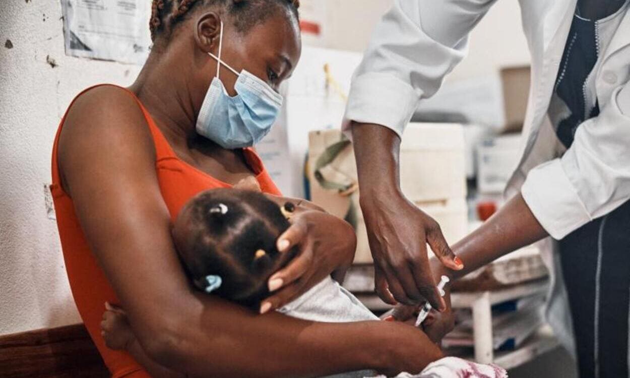 Vacunación de una niña beneficiaria de la Alianza para la Vacunación Infantil. © Fundación "la Caixa"