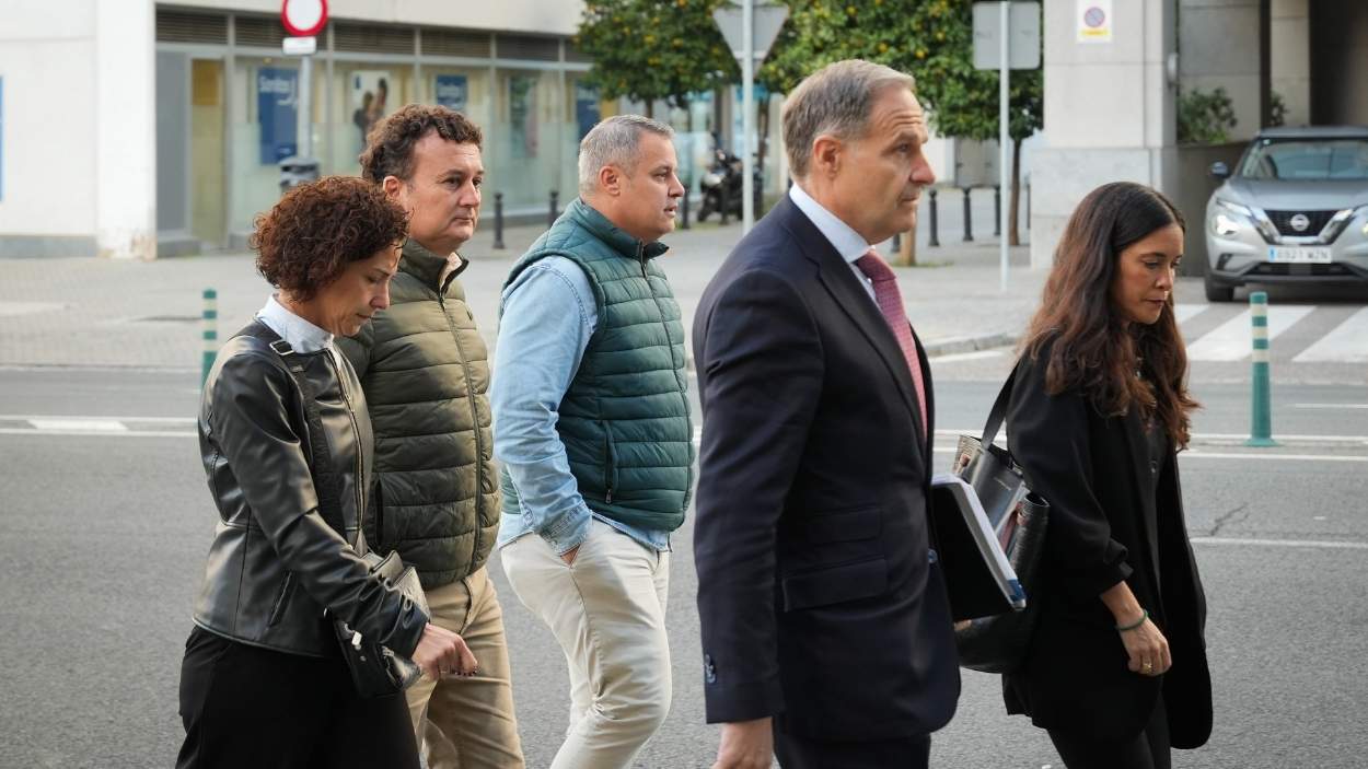 Los padres de Sandra Peña a su llegada a la Fiscalía de Menores para declarar en calidad de testigos perjudicados. EP.