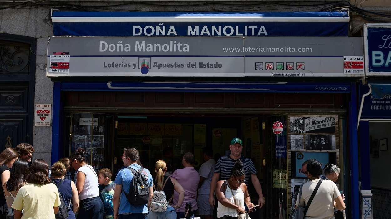 Colas en Doña Manolita para conseguir un décimo de la Lotería de Navidad. EP.