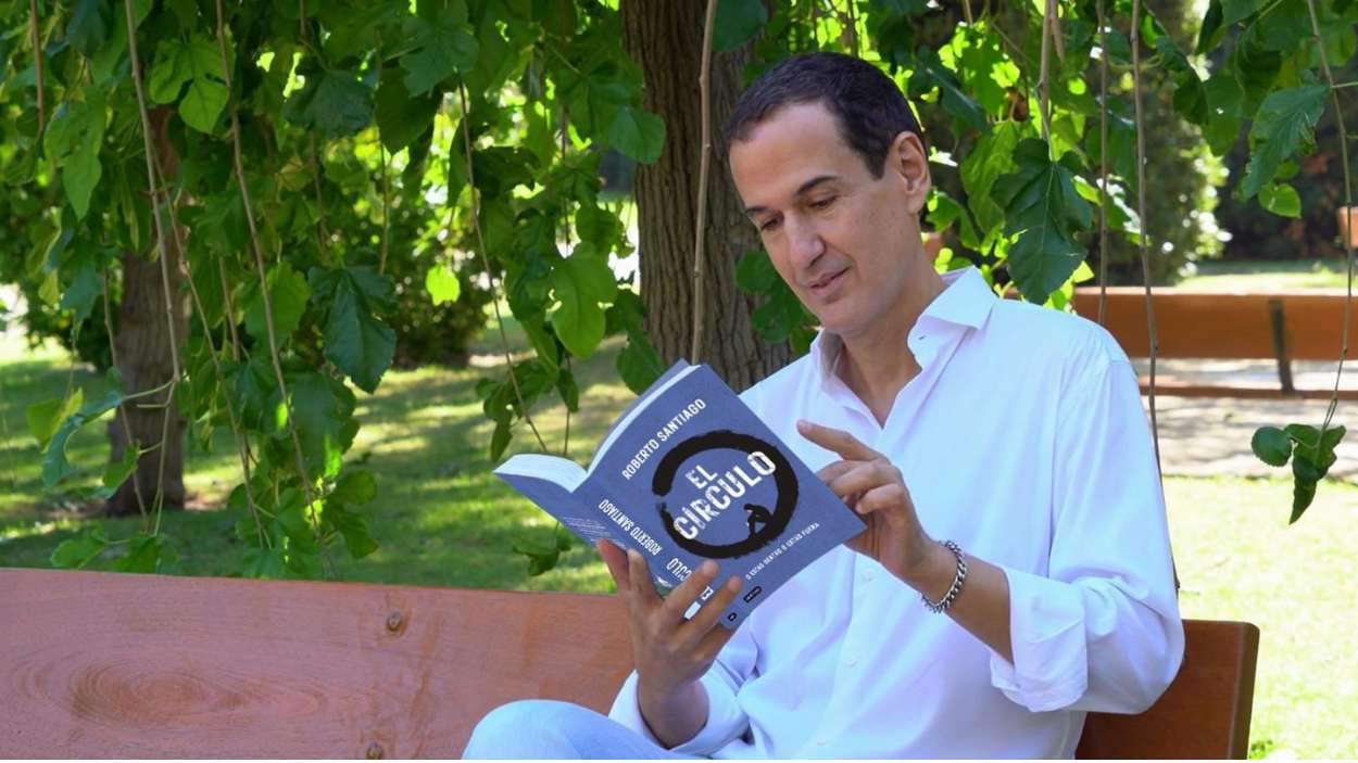 El escritor Roberto Santiago con su nueva novela 'El Círculo'