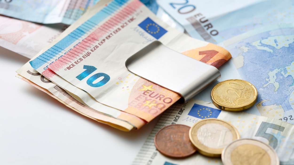 El pago en efectivo sigue siendo el más usado, pero pierde terreno frente al móvil, según el Banco de España