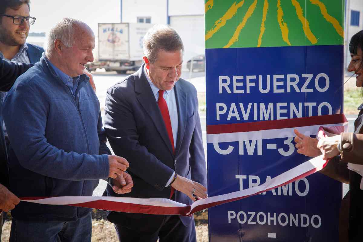 El presidente de Castilla-La Mancha inaugura una carretera. JCCM.