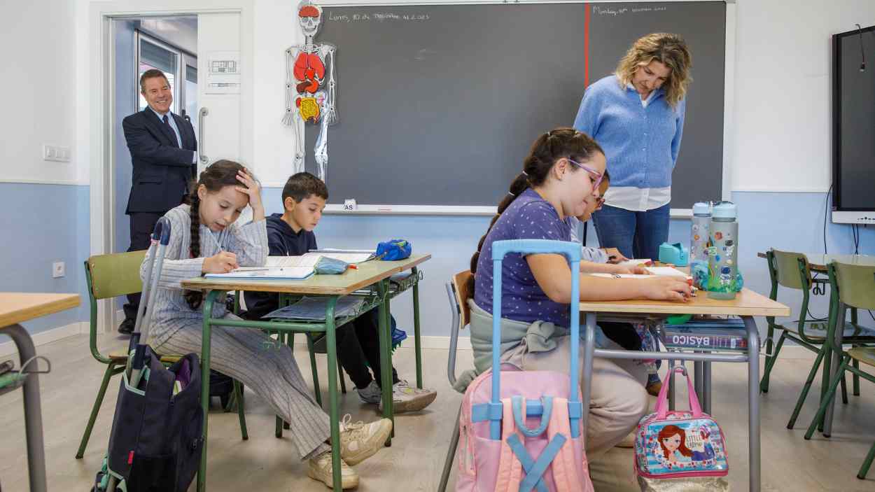 El presidente de Castilla-La Mancha visita el colegio rural de El Acebrón (Cuenca), un municipio con 230 habitantes. JCCM.