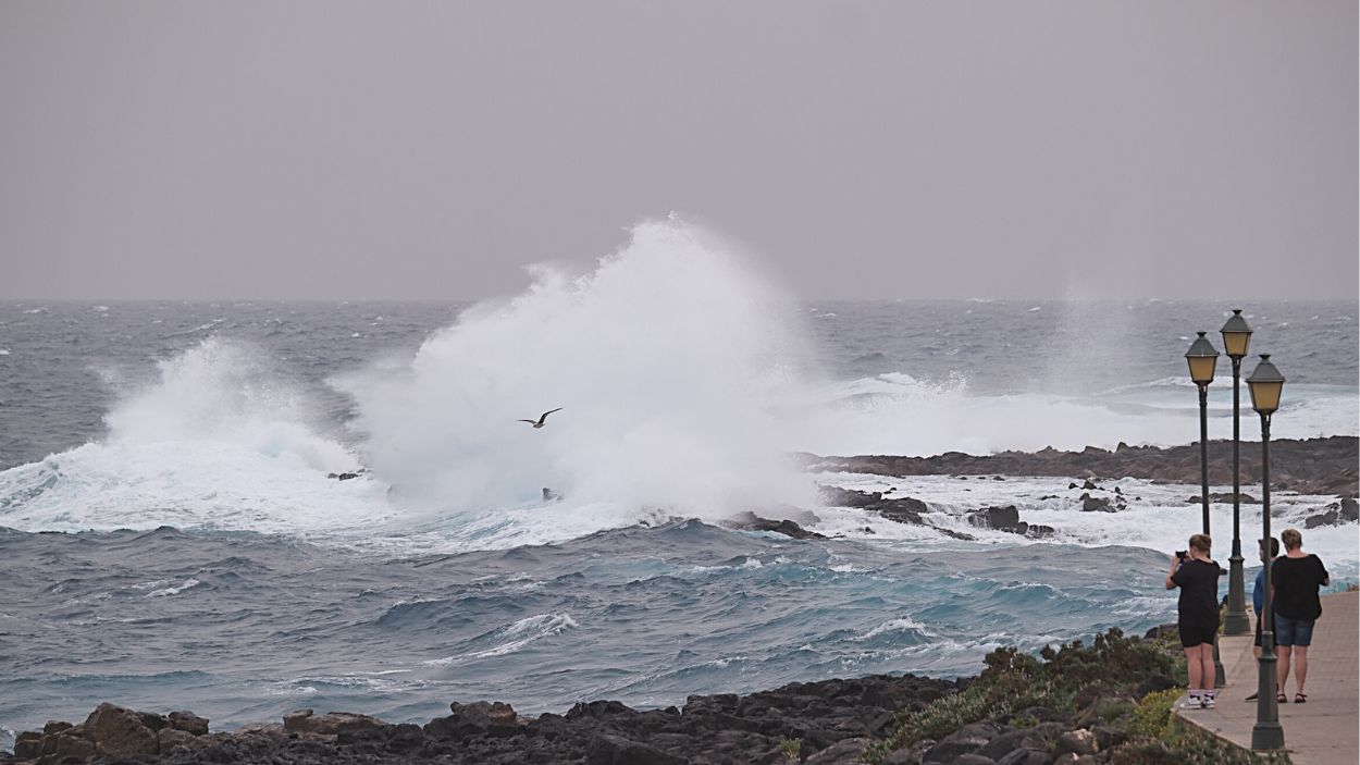 Imagen de archivo del paseo marítimo de una playa de Fuerteventura con oleaje en La Palma, en Canarias. EP.