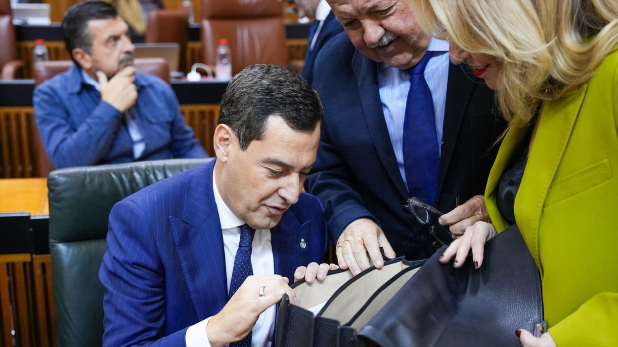 Moreno Bonilla, Jesús Aguirre y Carolina España en el Parlamento andaluz / EP