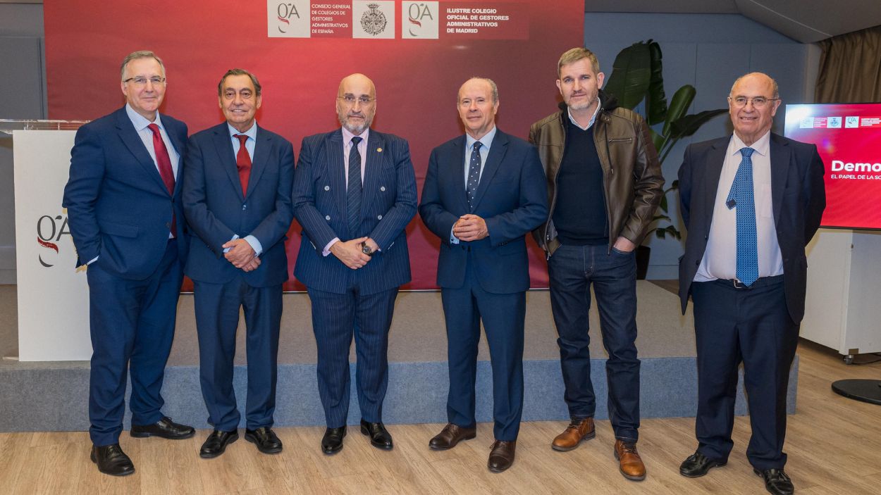 Participantes en la jornada 'Democracias con latido: papel de la sociedad civil en la regeneración democrática', organizadas por el Consejo General de los Colegios de Gestores Administrativos de España