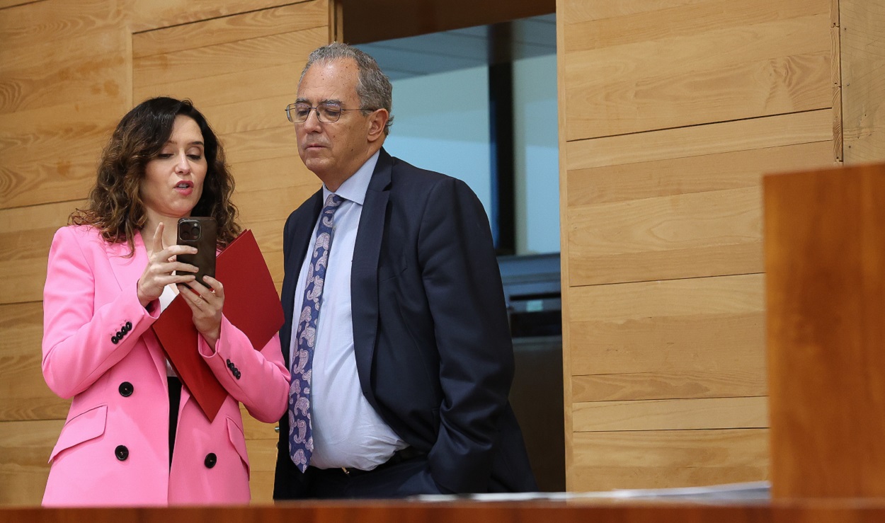 La presidenta de la Comunidad de Madrid, Isabel Díaz Ayuso, y el de la Asamblea, Enrique Ossorio. EP