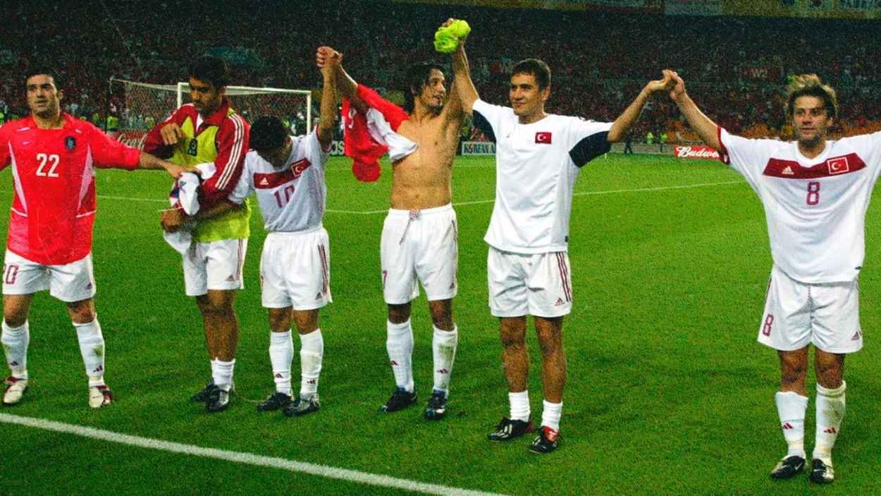 La selección turca, celebrando el tercer puesto en el Mundial 2002. Federación turca
