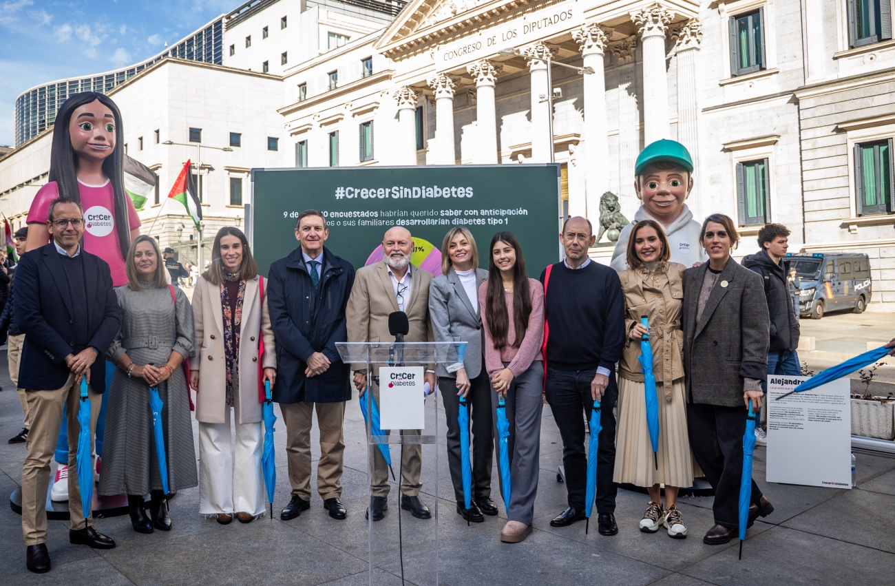 La Federación Española de Diabetes ha llevado dos figuras gigantes de niños frente al Congreso de los Diputados para visibilizar la enfermedad y la necesidad de detectarla de forma precoz. (Foto: FEDE)
