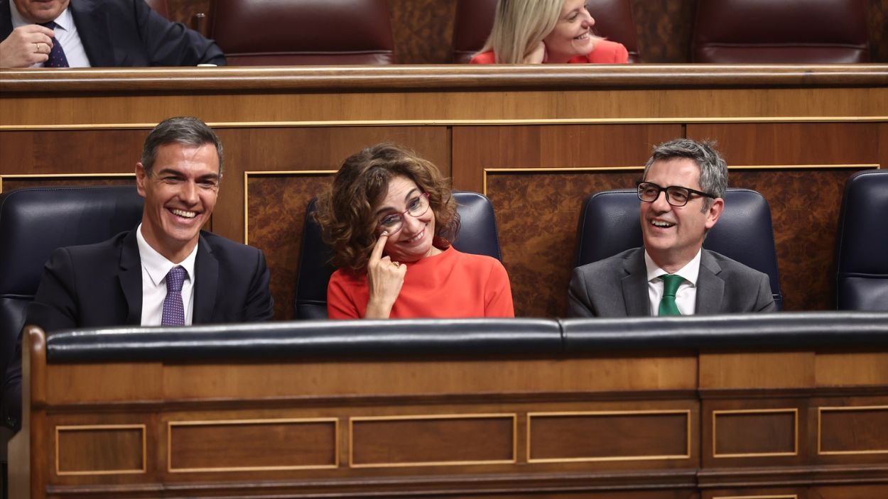 Pedro Sánchez, María Jesús Montero y Félix Bolaños, en sus escaños en el Congreso tras la comparecencia del Presidente del Gobierno. EP