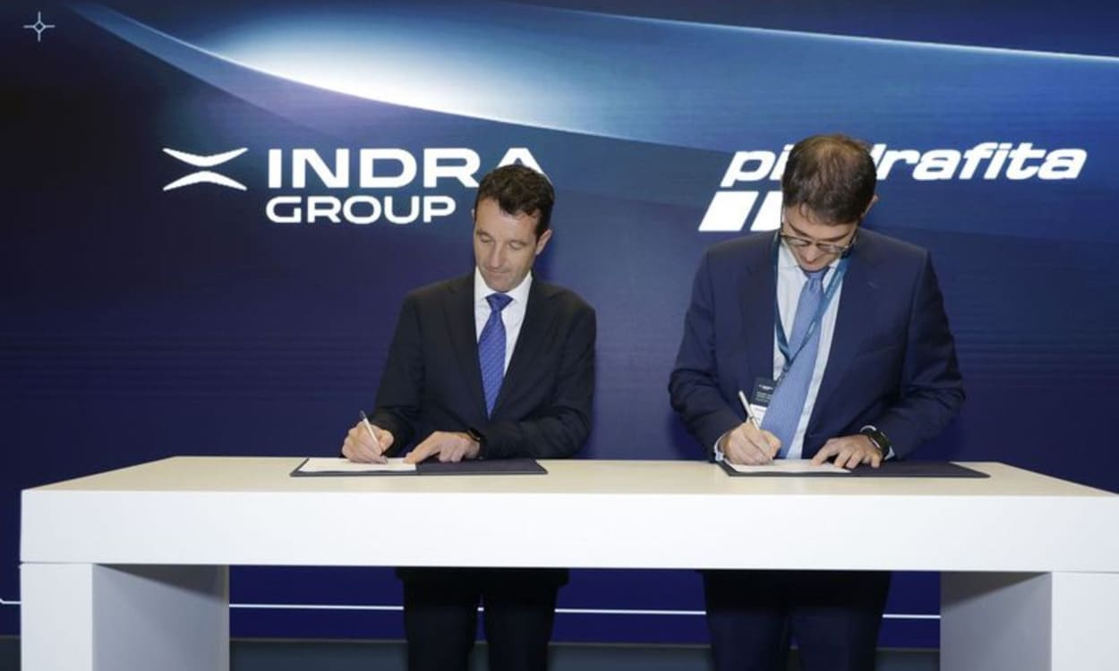 El presidente de Indra, Ángel Escribano, y el consejero delegado de Piedrafita Systems, Luis Corral, durante la firma del acuerdo de intenciones, en Madrid (España). INDRA