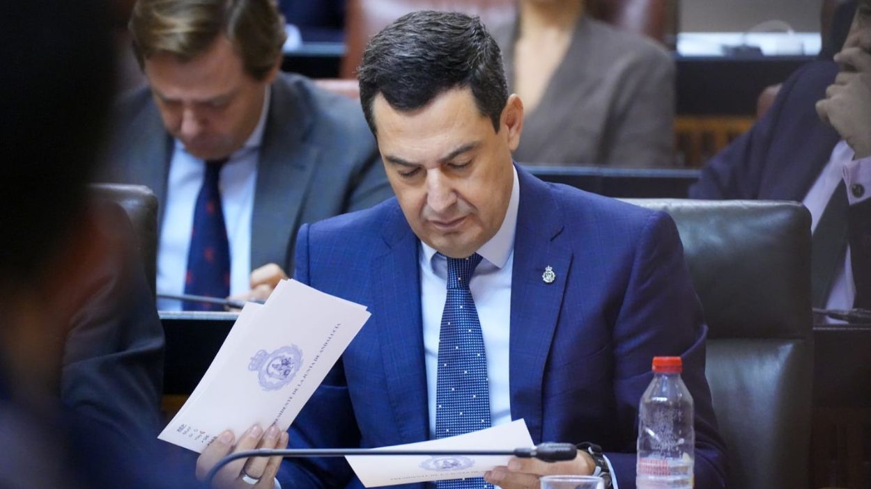 Juan Manuel Moreno Bonilla, presidente de la Junta de Andalucía, durante el pleno del Parlamento andaluz. EP