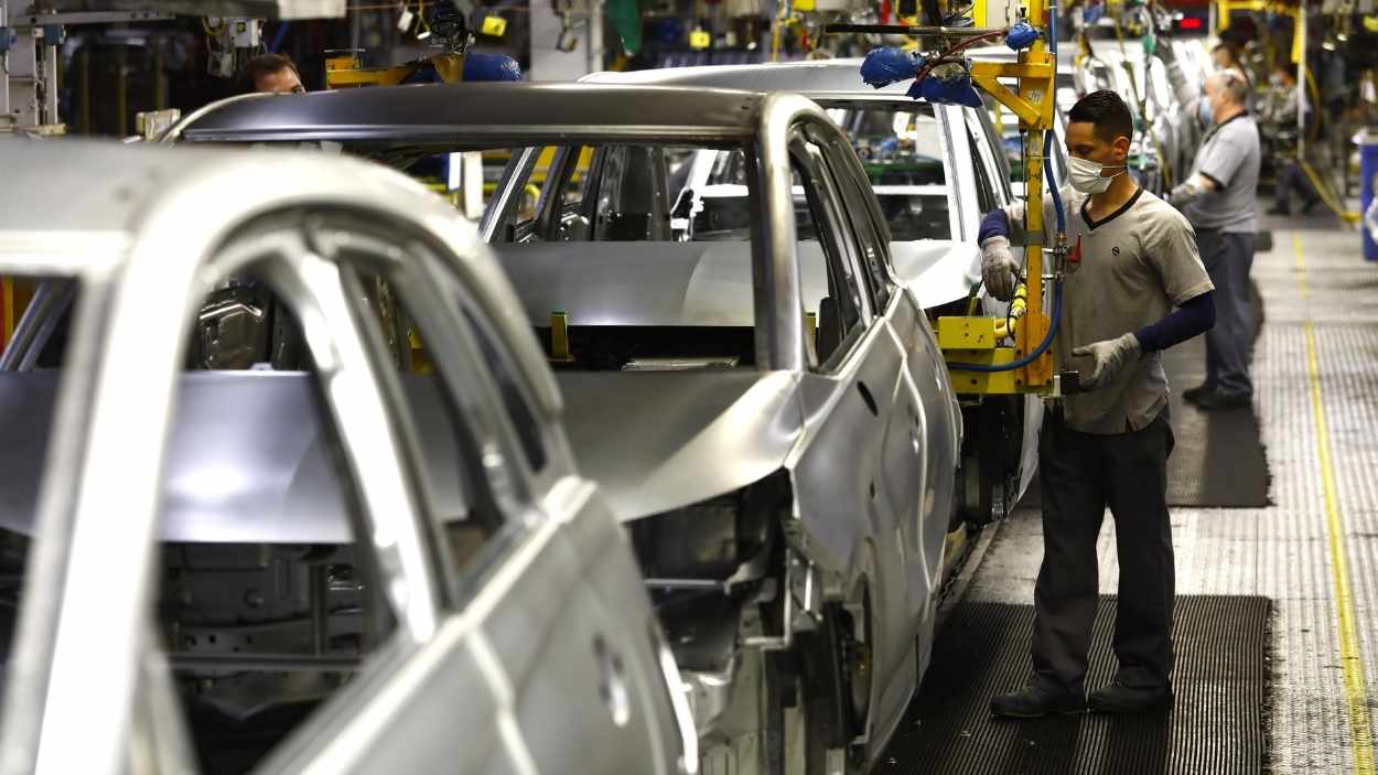 Imagen de recurso de un trabajador en una fábrica de coches. EP/Archivo.