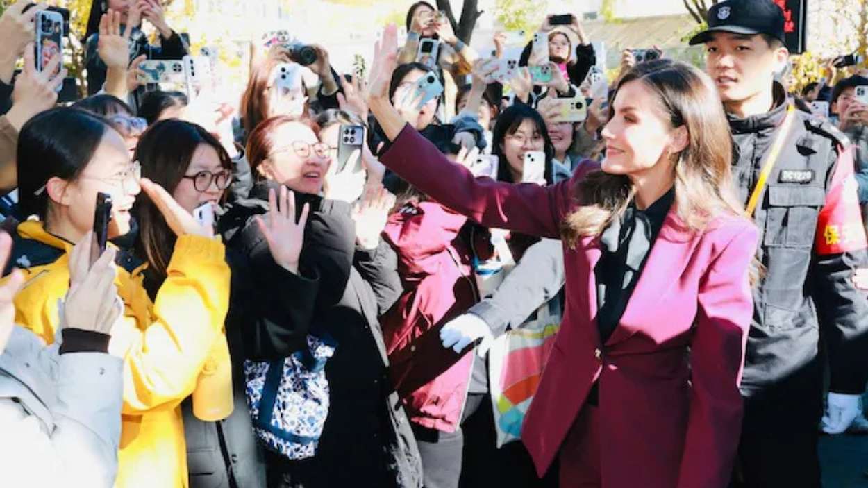 La Reina en la Universidad de Pekín. Casa Real.