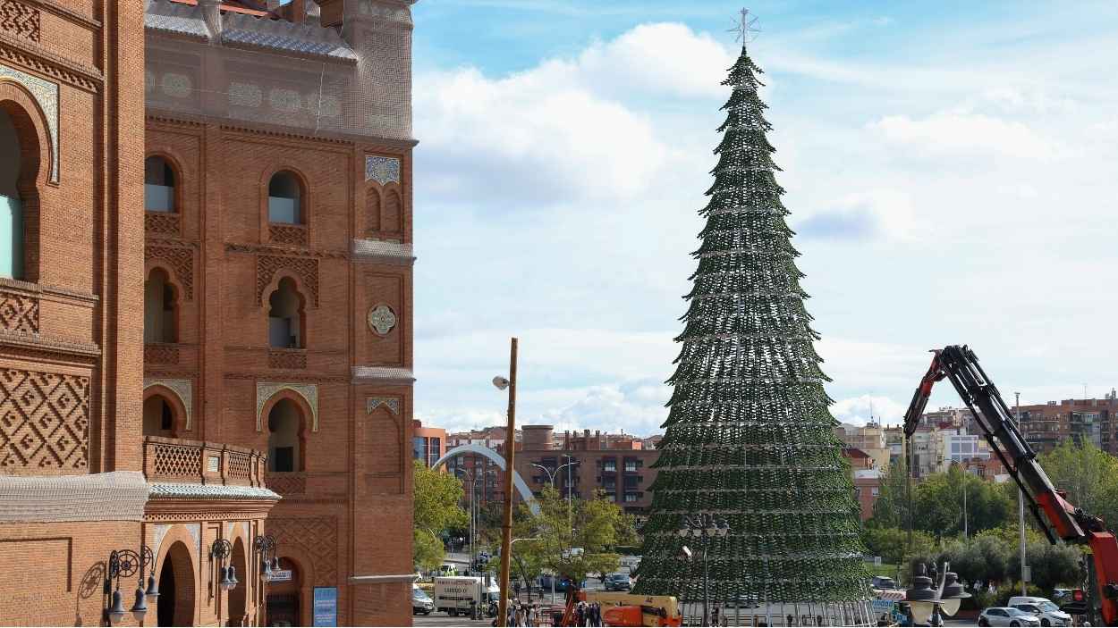 Árbol de Navidad instalado en Ventas, a 22 de octubre de 2025, en Madrid. EP.