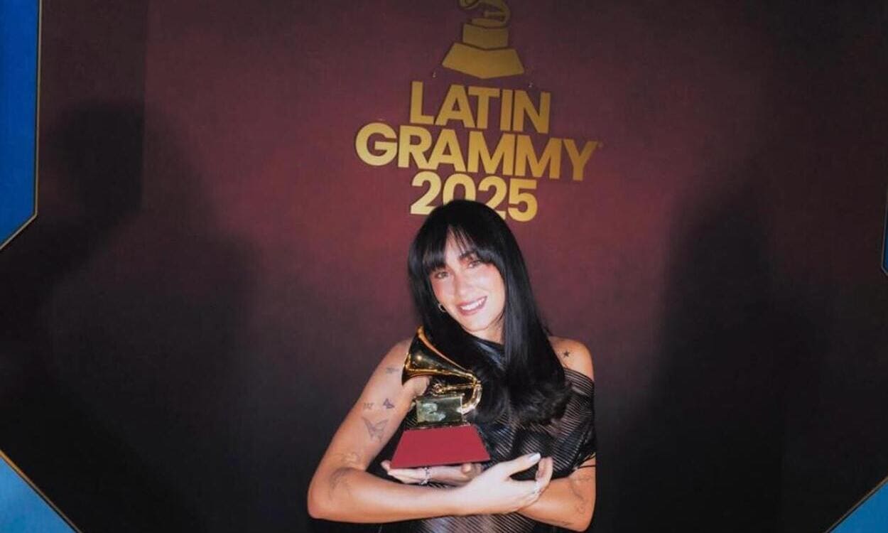 Aitana posa emocionada con su primer Latin Grammy, recibido por el diseño de empaque de Cuarto azul. INSTAGRAM