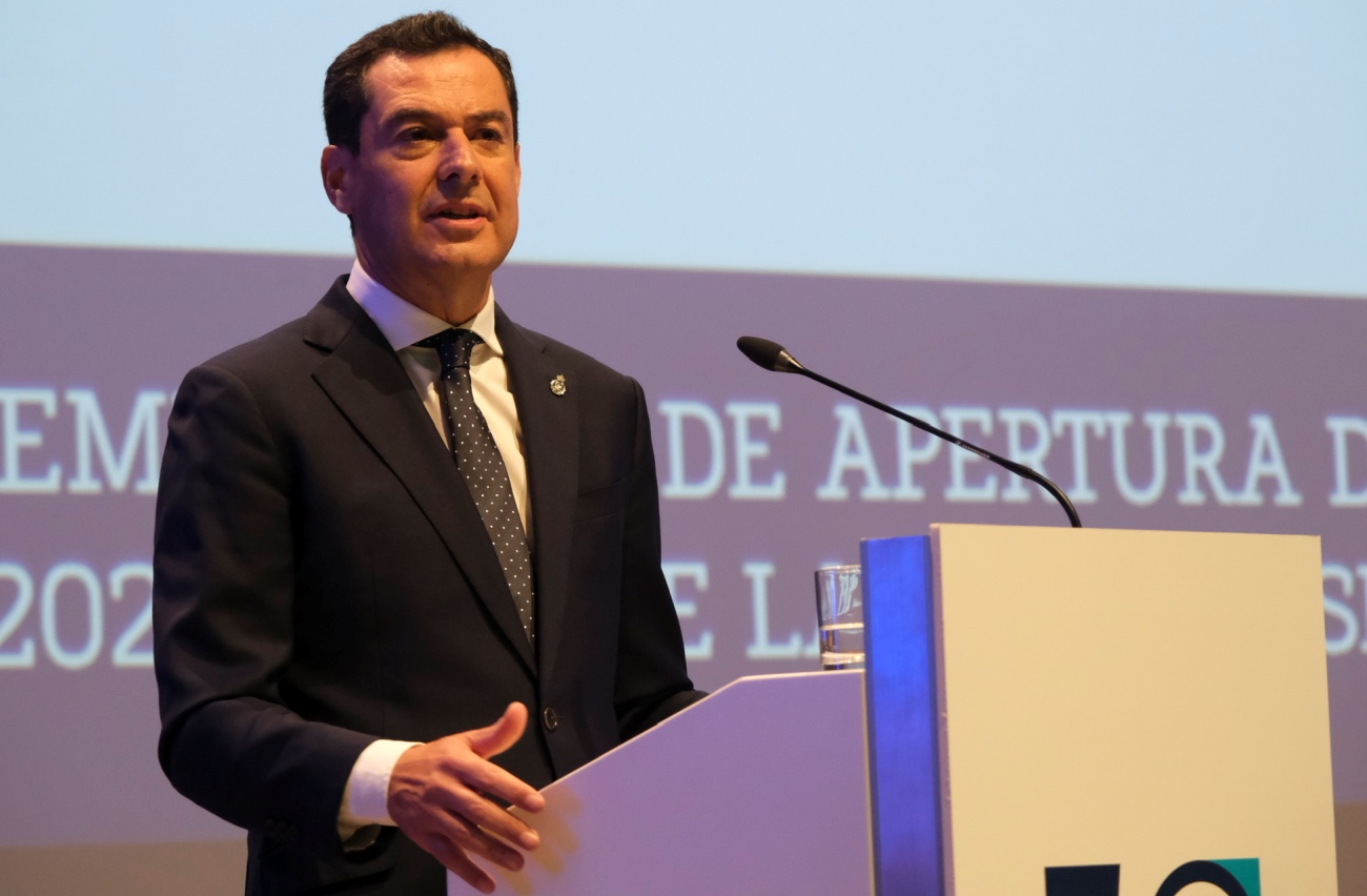 El presidente de la Junta de Andalucía, Juanma Moreno, durante el acto en Málaga de apertura del curso académico 2022-2023 de las universidades andaluzas. (Foto: EP)