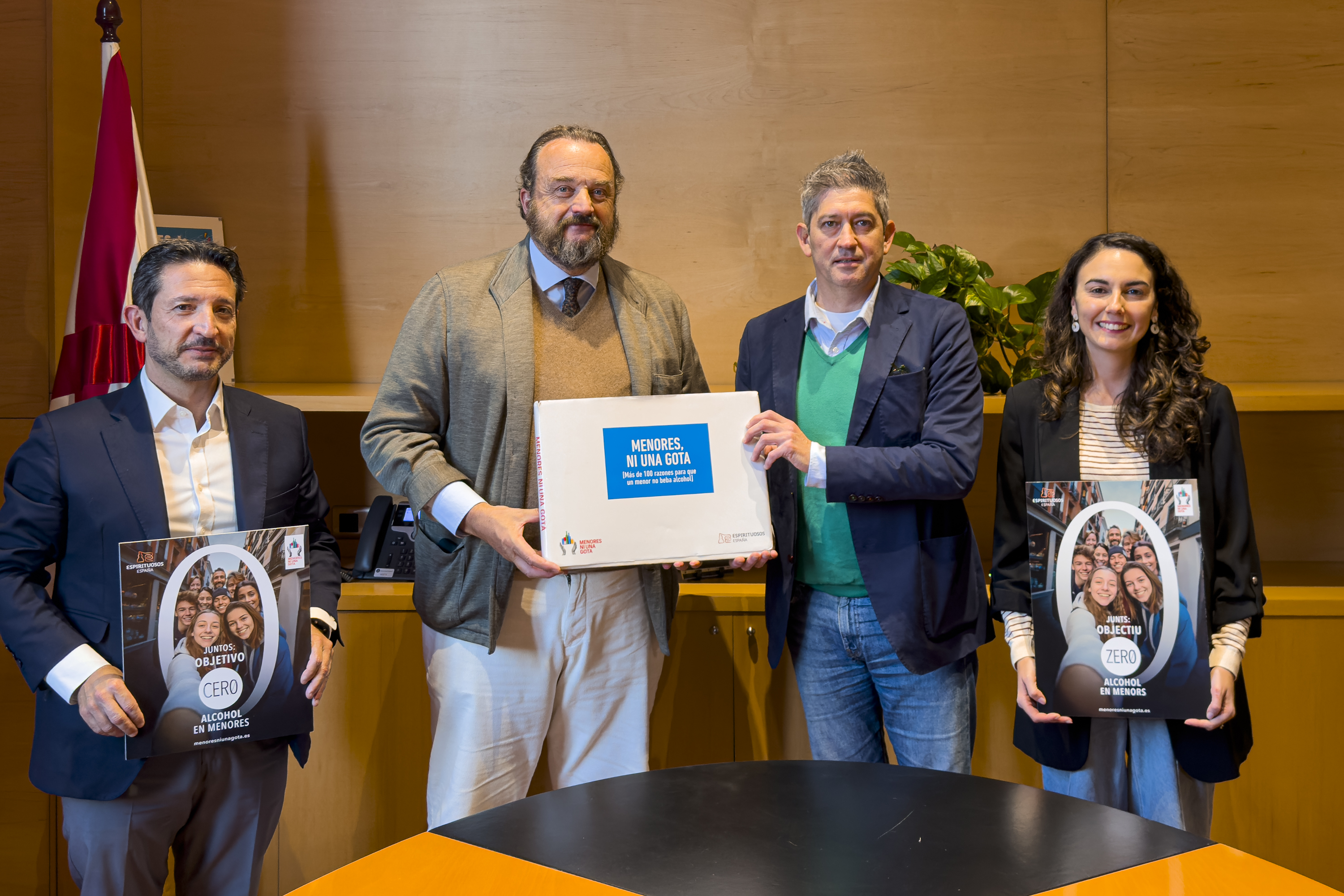 El alcalde de l'Hospitalet de Llobregat, David Quirós, (izq) en el acto de adhesión a la campaña 'Menores ni una gota'