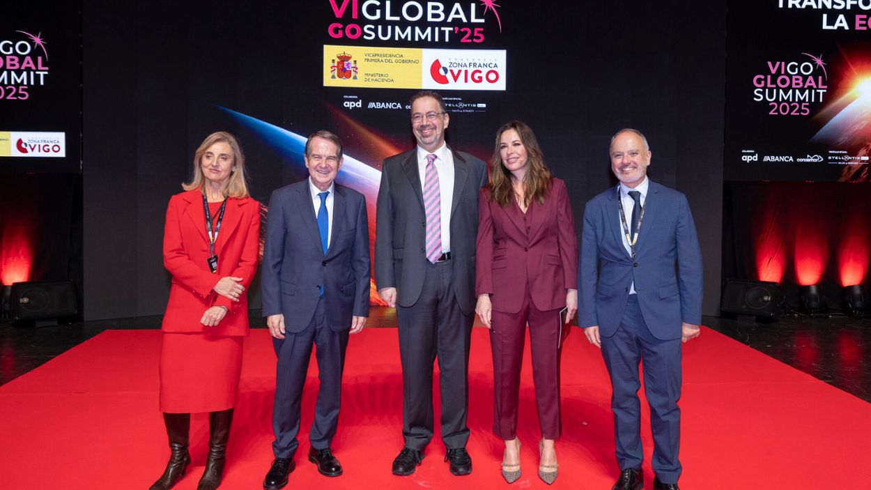 Abel Caballero y David Regades, anfitriones de la segunda edición del Vigo Global Summit, junto a Daron Acemoglu, Amparo Alonso y la presentadora del evento, Mamen Mendizábal