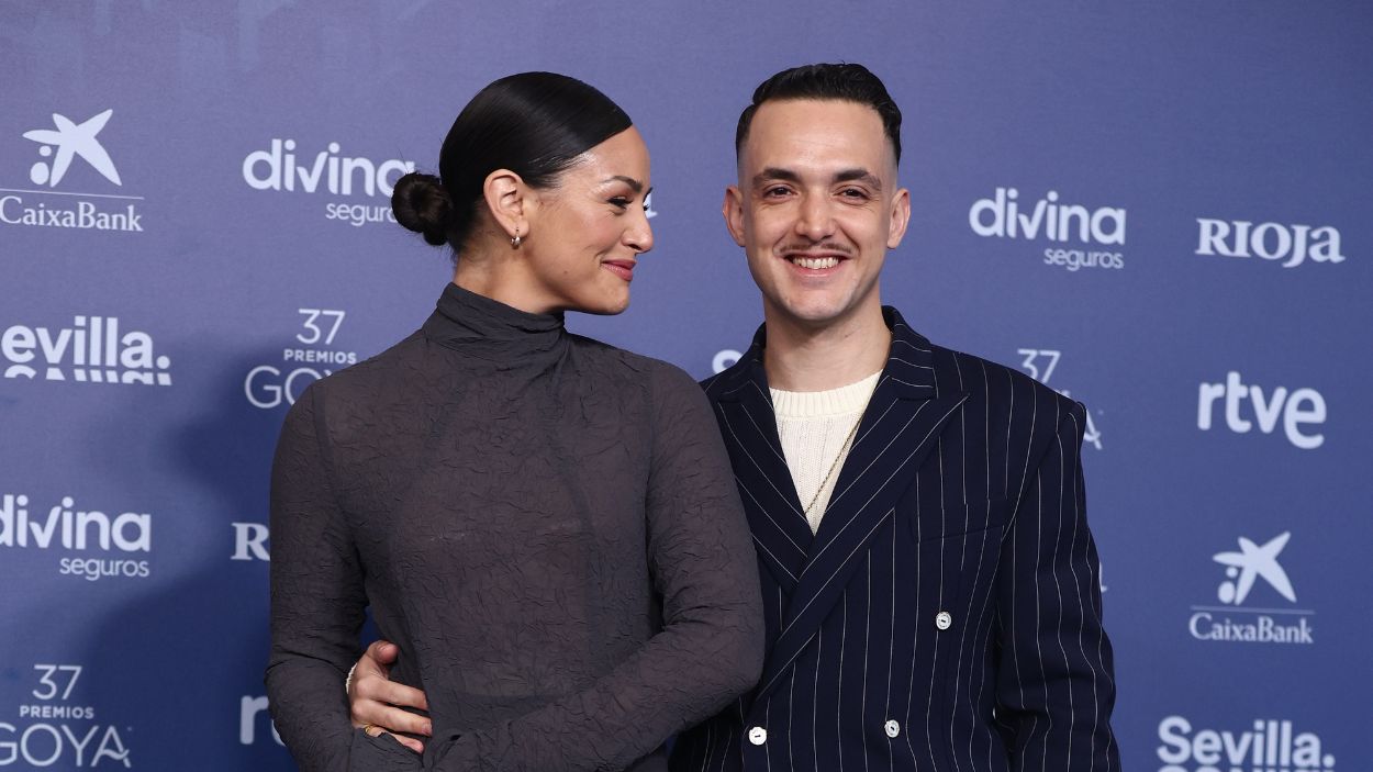 El cantante C. Tangana y su pareja Rocío Aguirre en los Premios Goya de 2023. EP.