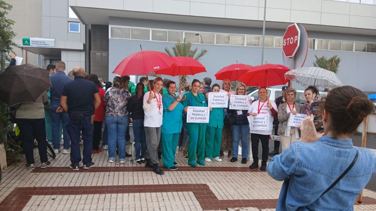 Protestas en Málaga ante la visita del presidente de la Junta de Andalucía, Juanma Moreno Bonilla.