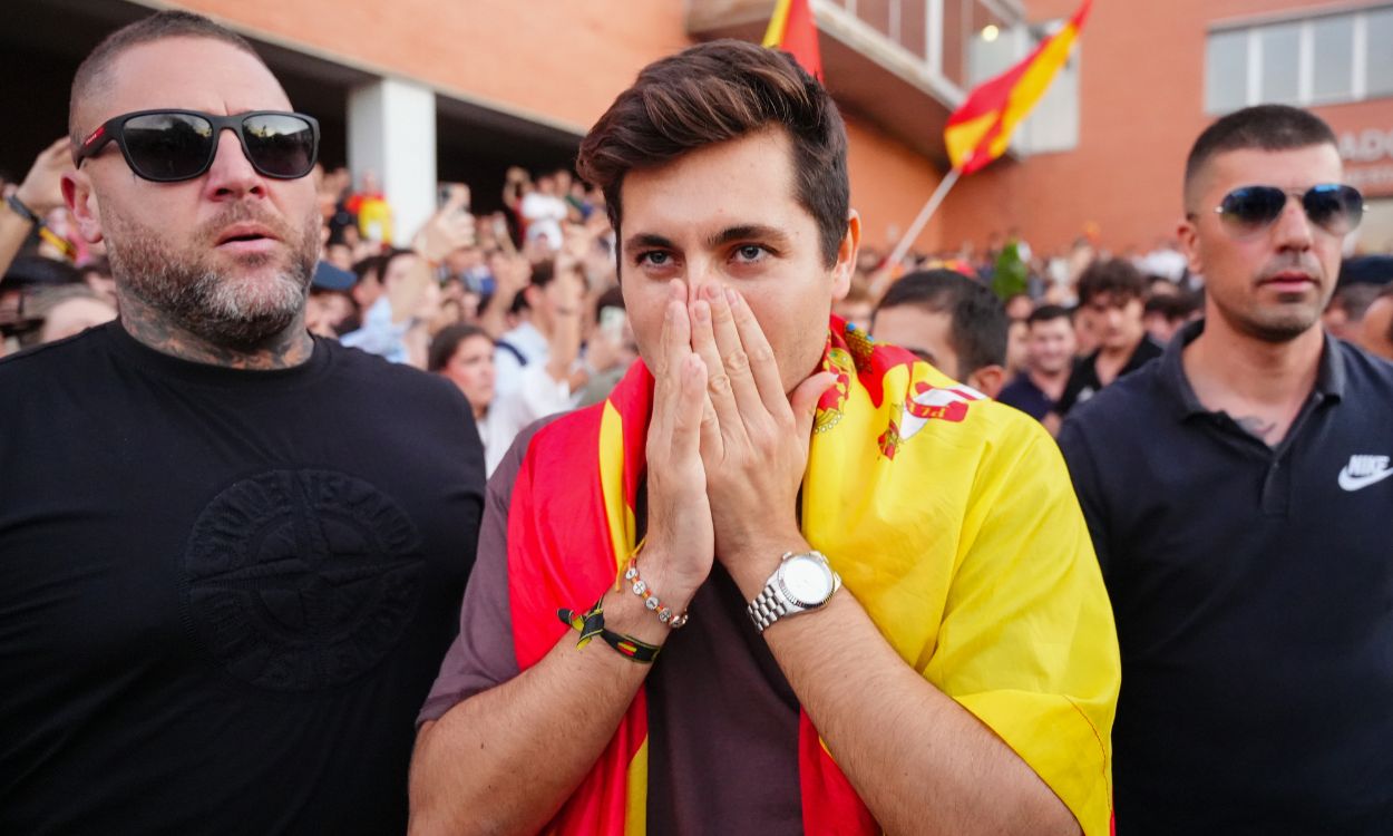 El seudo periodista Vito Quiles llega a la concentración convocada bajo el lema 'España combativa' en la Universidad Pablo Olavide de Sevilla (UPO). EP