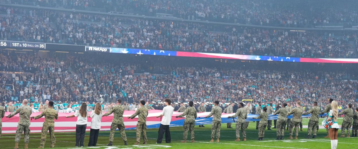 La NFL aprovecha el partido en el Bernabéu para brindar un homenaje a la UME que creó Zapatero La NFL aprovecha el partido en el Bernabéu para brindar un homenaje a la UME que creó Zapatero