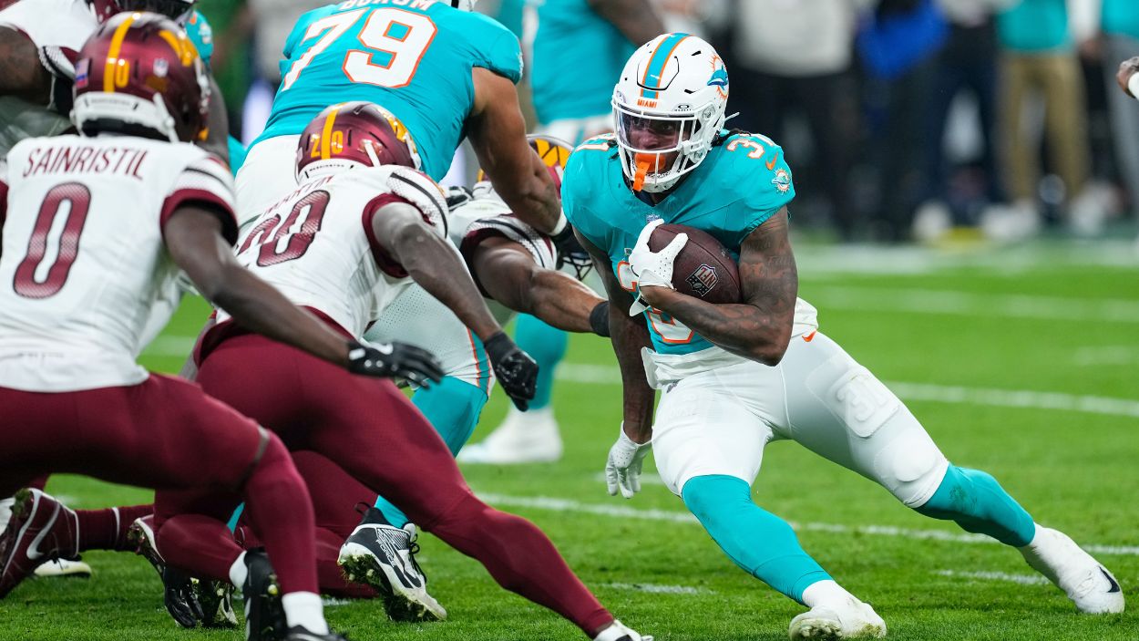 Ollie Gordon, de los Miami Dolphins, sostiene el balón durante una carrera en el Bernabéu. EP.