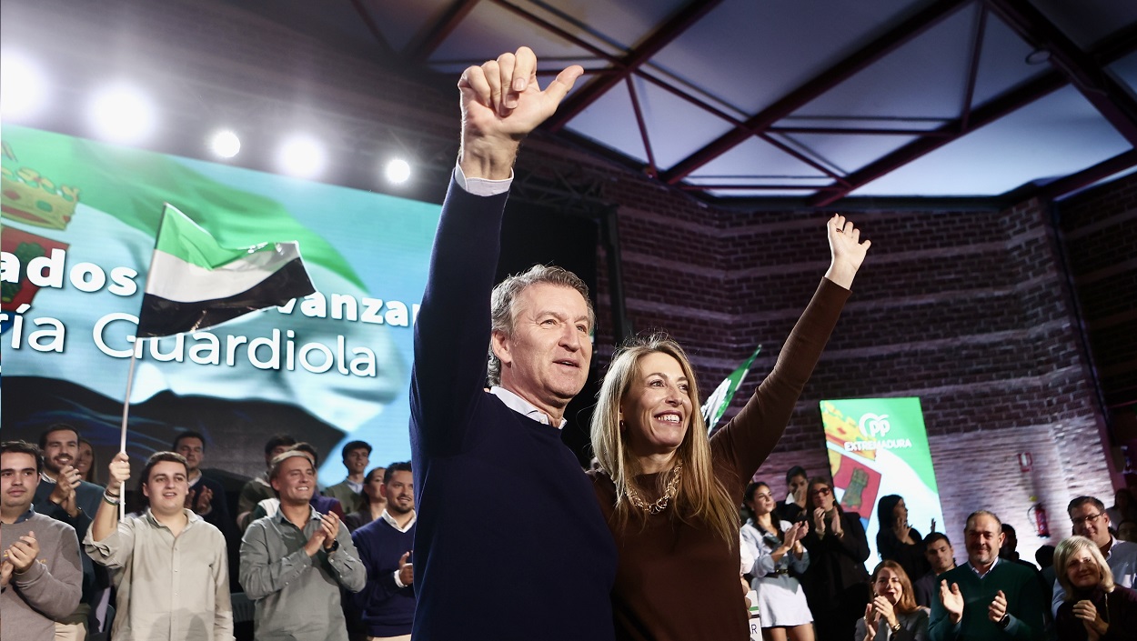 El presidente del PP, Alberto Núñez Feijóo (i), la presidenta del PP de Extremadura, María Guardiola (d), en Lobón (Badajoz). EP