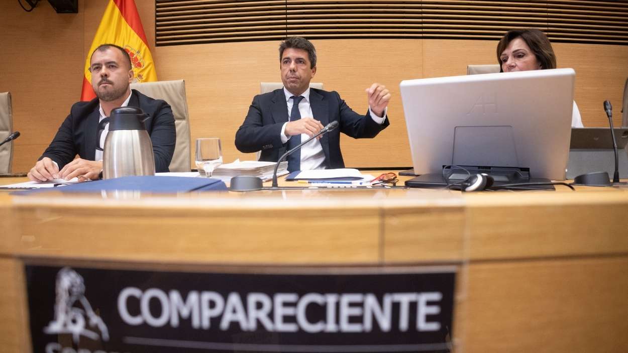 El presidente en funciones de la Generalitat valenciana, Carlos Mazón (c), comparece ante la comisión de la dana, en el Congreso de los Diputados