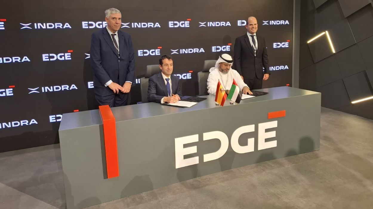 El consejero delegado de Indra, José Vicente de Los Mozos; el presidente de Indra, Ángel Escribano, y el consejero delegado de Edge, Hamad Al Marar, durante la firma de los acuerdos entre ambas em