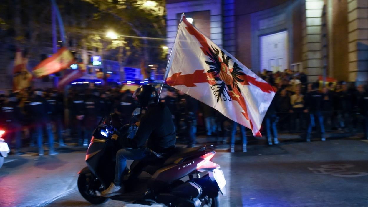 Decenas de personas durante una manifestación contra la amnistía frente a la sede del PSOE en Ferraz, a 20 de noviembre de 2023. EP.