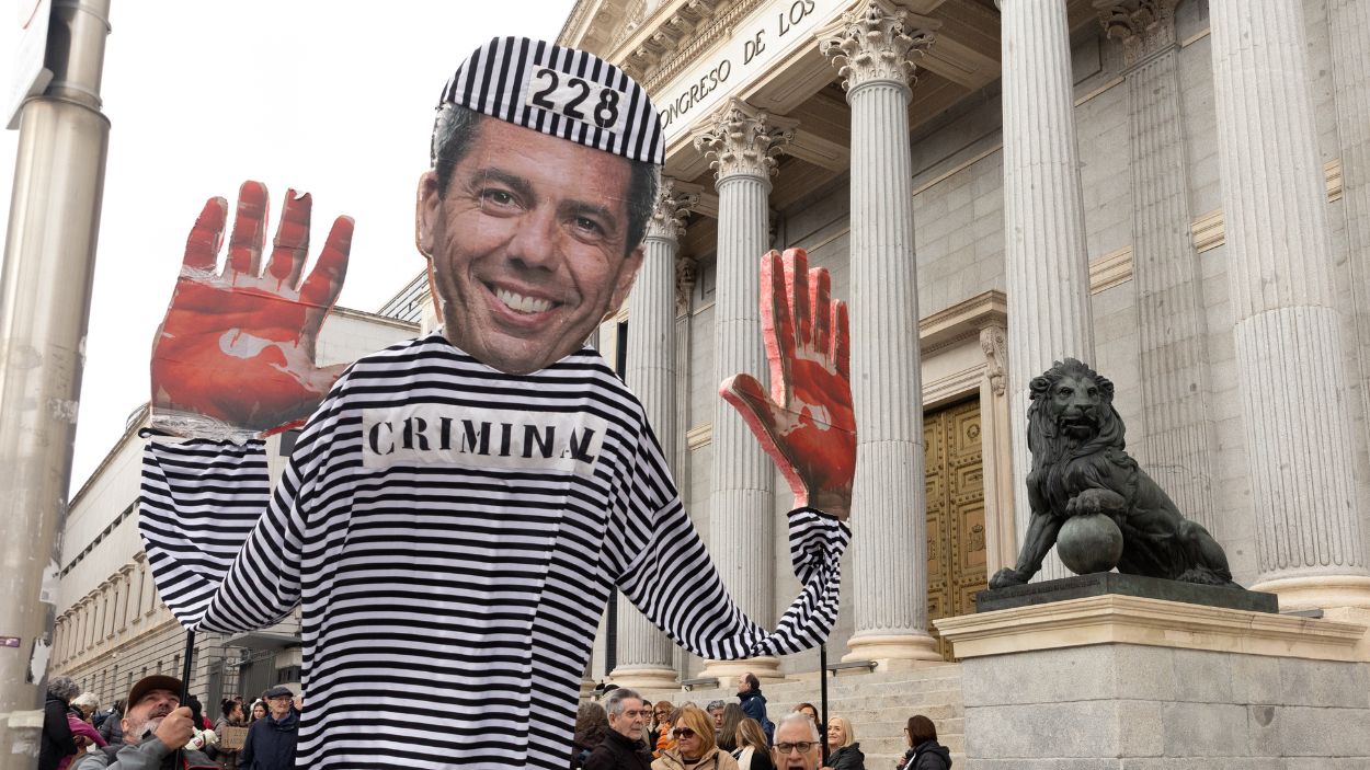 Manifestación contra Carlos Mazón a las puertas del Congreso de los Diputados ante su comparecencia en la comisión de investigación por la DANA. EP.