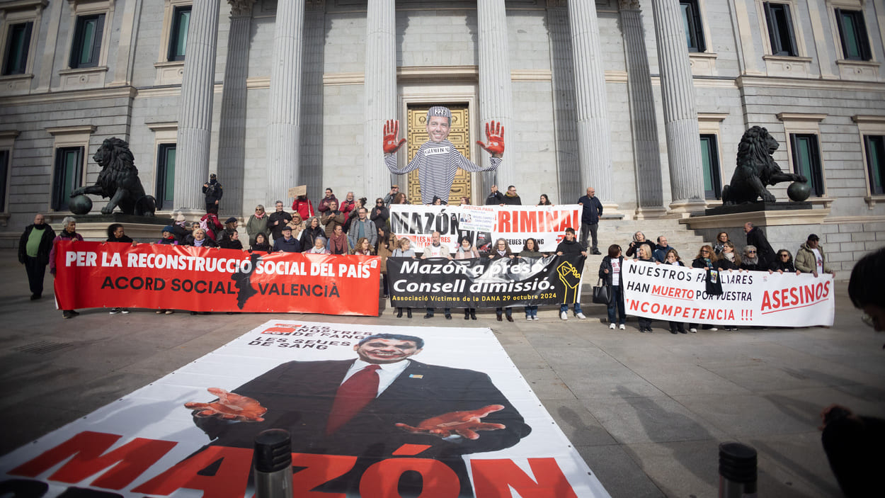 Varias personas durante una concentración frente al Congreso de los Diputados, a 17 de noviembre de 2025, en Madrid (España). EP.