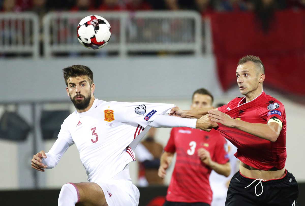 Piqué, durante el partido de España contra Albania en el que le acusaron de cortar los colores de la bandera de la camiseta.