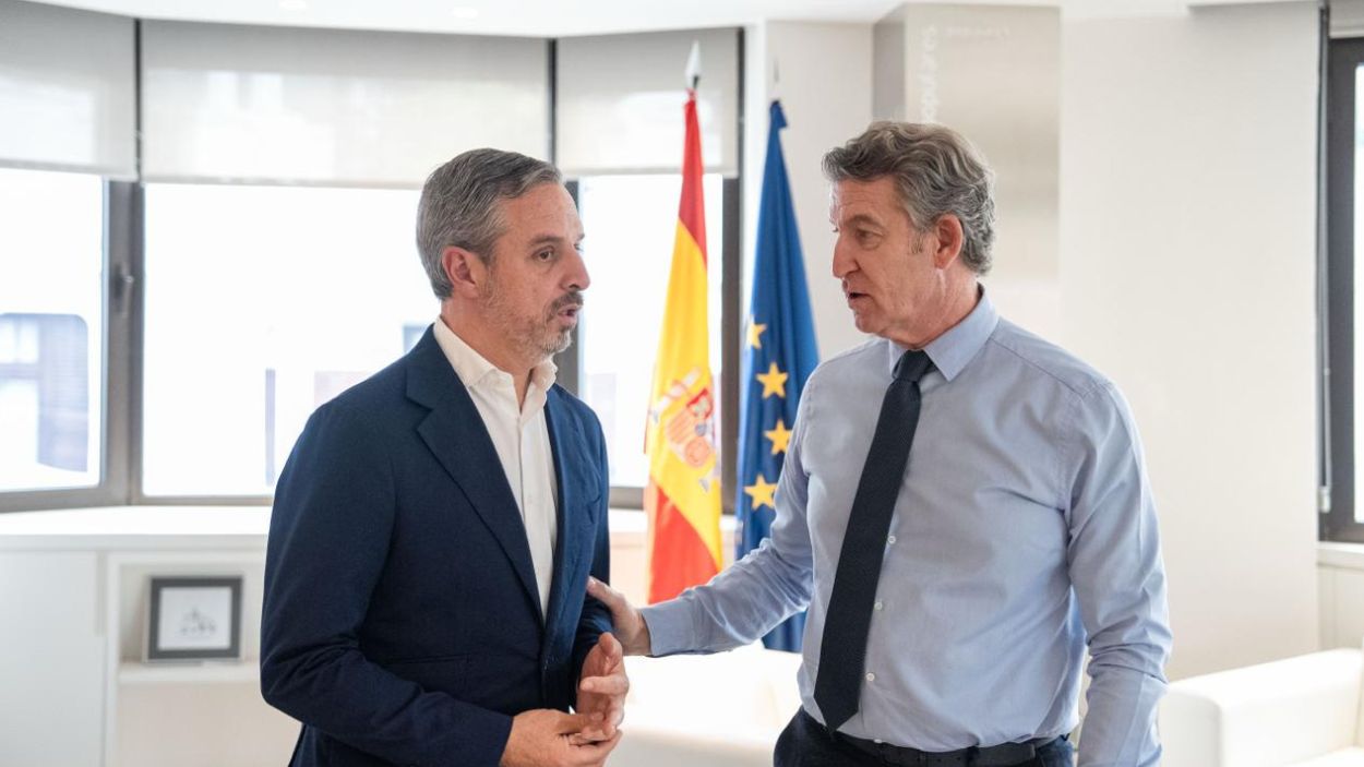 El presidente del PP, Alberto Núñez Feijóo, y el vicesecretario de Hacienda, Juan Bravo, en la sede de Génova. Foto: PP/Diego Puerta.