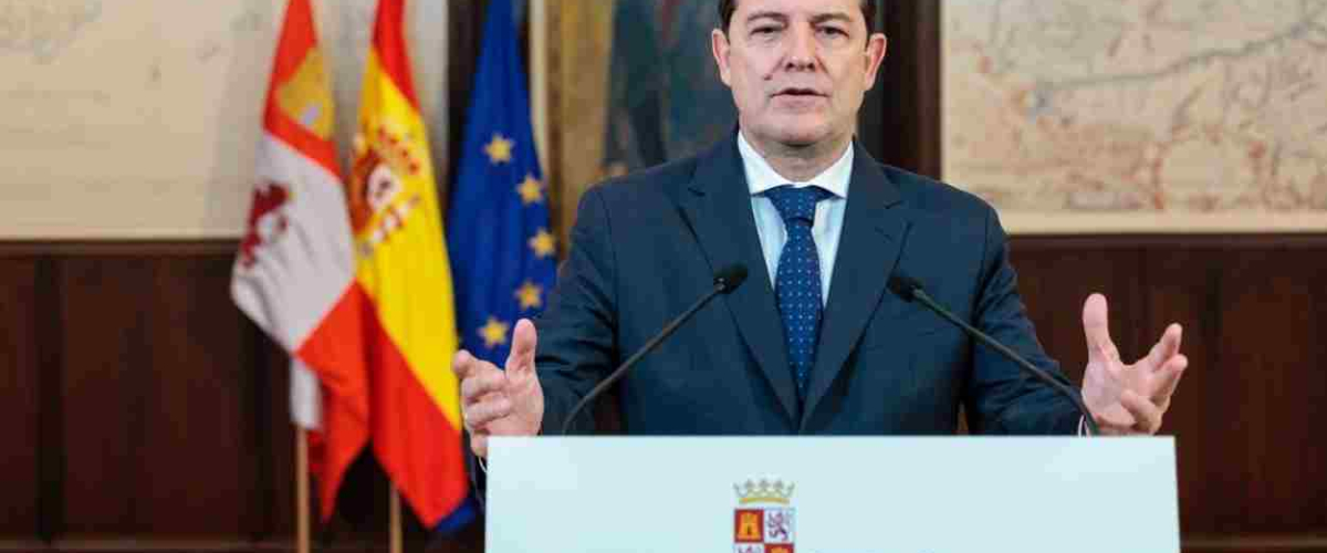 Mañueco ruega a los grupos que no paralicen sus Presupuestos ante las enmiendas a la totalidad del PSOE y Vox Mañueco ruega a los grupos que no paralicen sus Presupuestos ante las enmiendas a la totalidad del PSOE y Vox