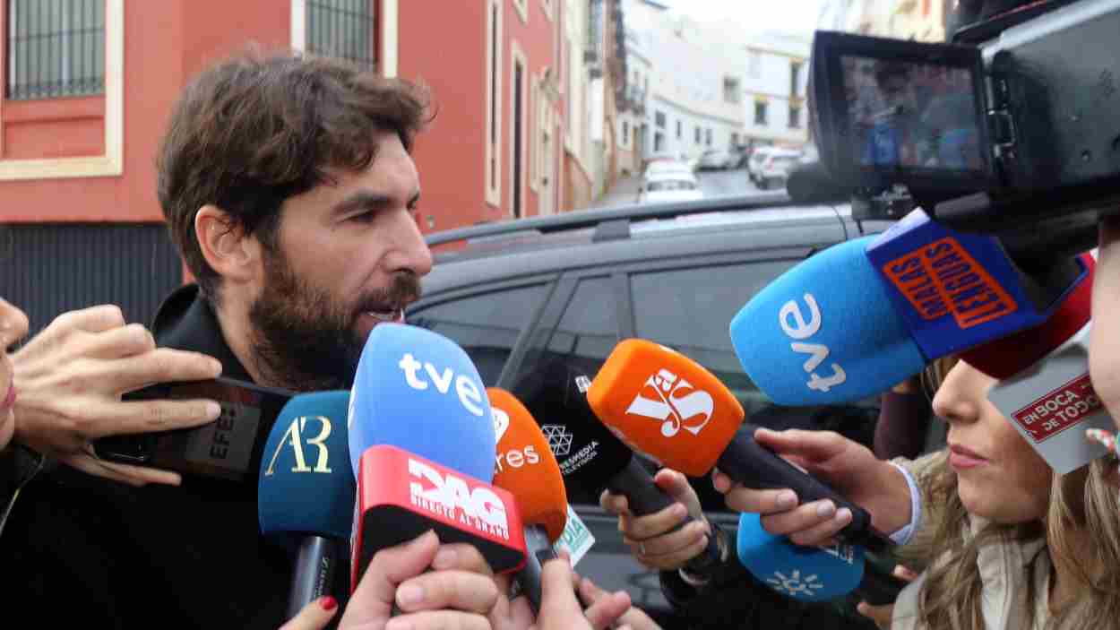 Cayetano Rivera a su llegada al juicio tras su accidente, a 17 de noviembre de 2025. EP