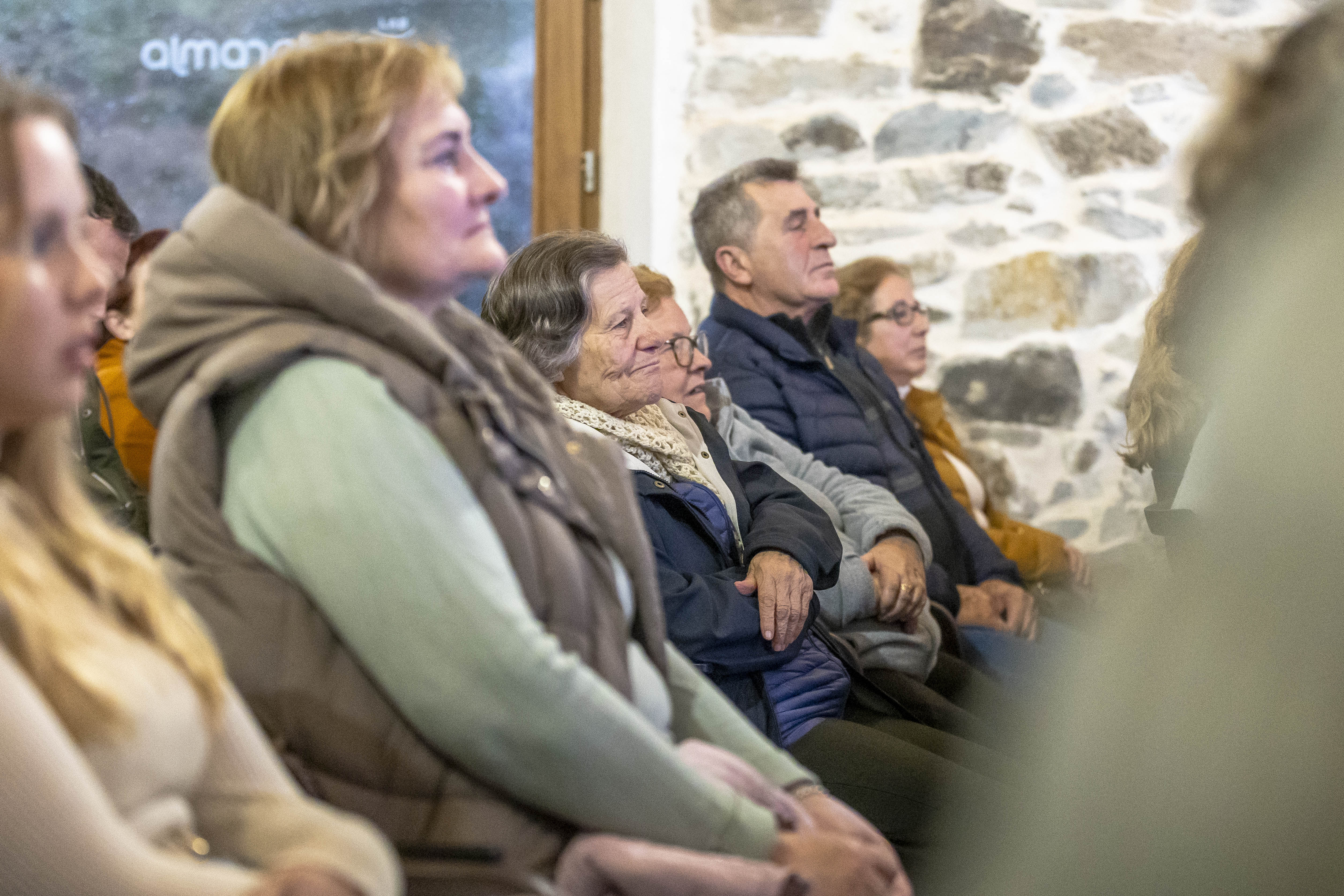Vecinas y vecinos de Arroyomolinos de León siguen con atención el encuentro, en el que se puso en valor la colaboración en el futuro del medio rural. MOEVE
