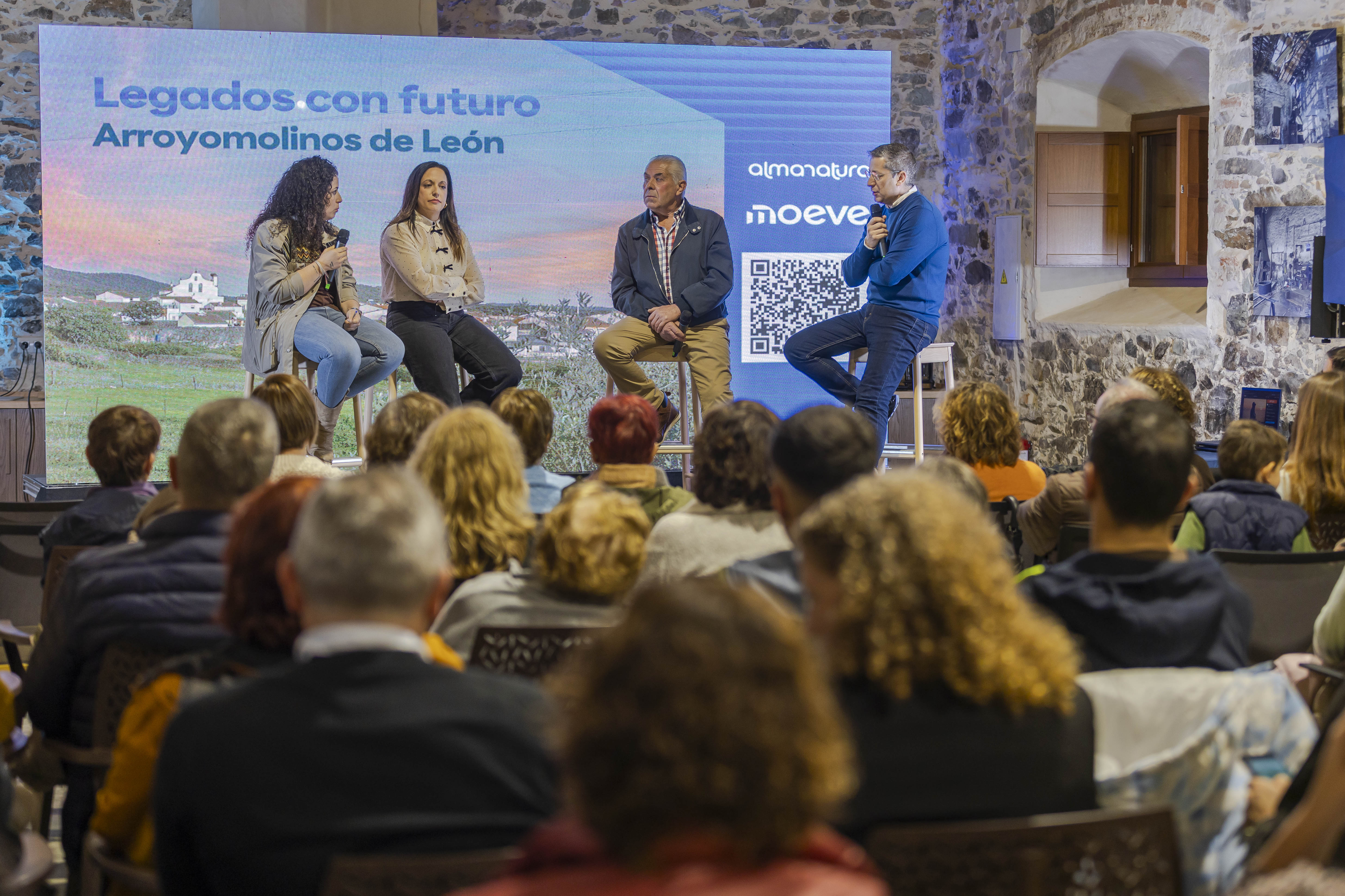 El público de Arroyomolinos de León llena el espacio de la presentación de Legados con futuro. MOEVE
