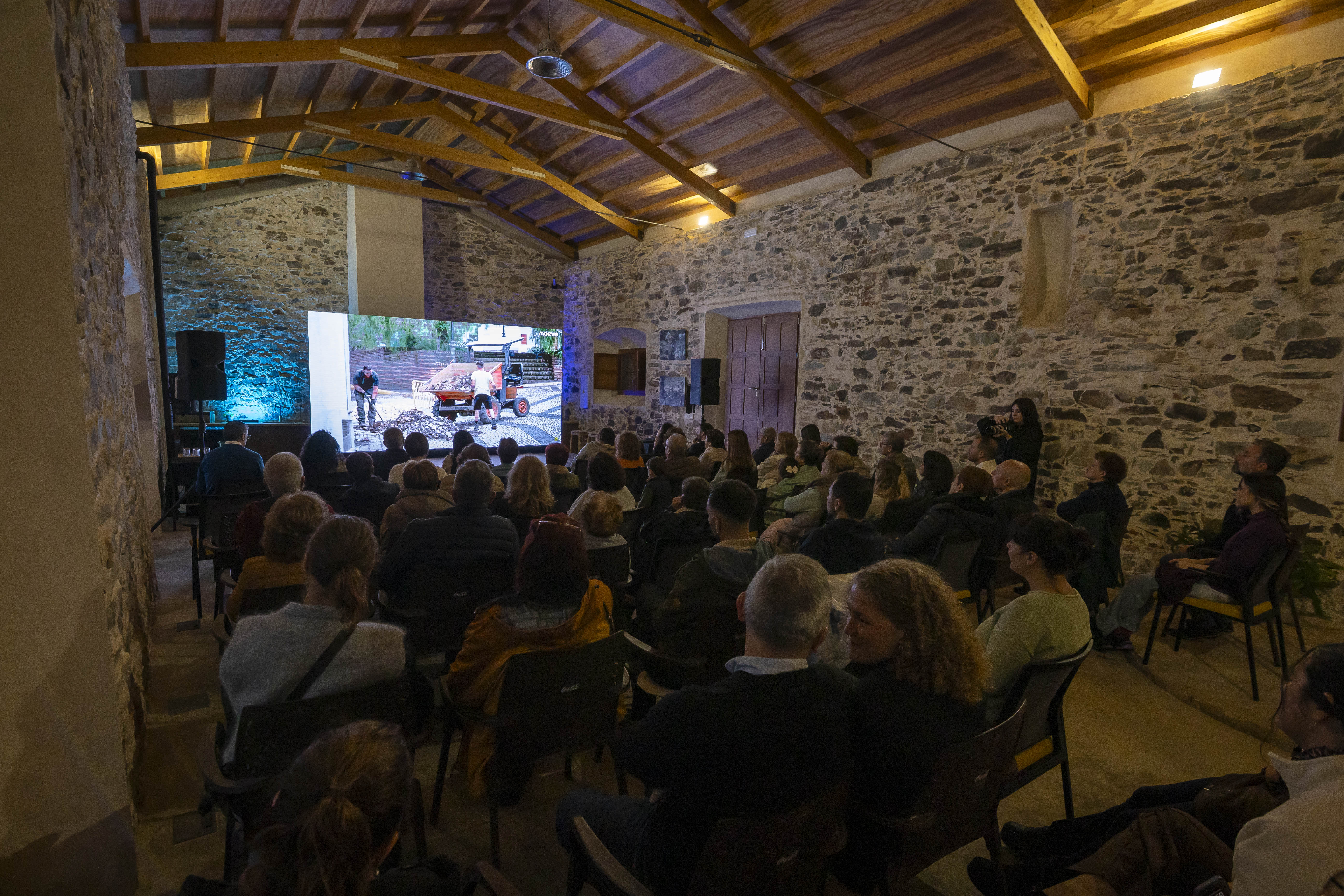 Asistentes del municipio llenan el salón para ver el documental proyectado en el marco de Legados con futuro. MOEVE