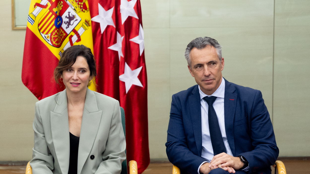 La presidenta de la Comunidad de Madrid, Isabel Díaz Ayuso, y el consejero de Medio Ambiente, Agricultura e Interior y encargado del Plan Renove, Carlos Novillo. EP.
