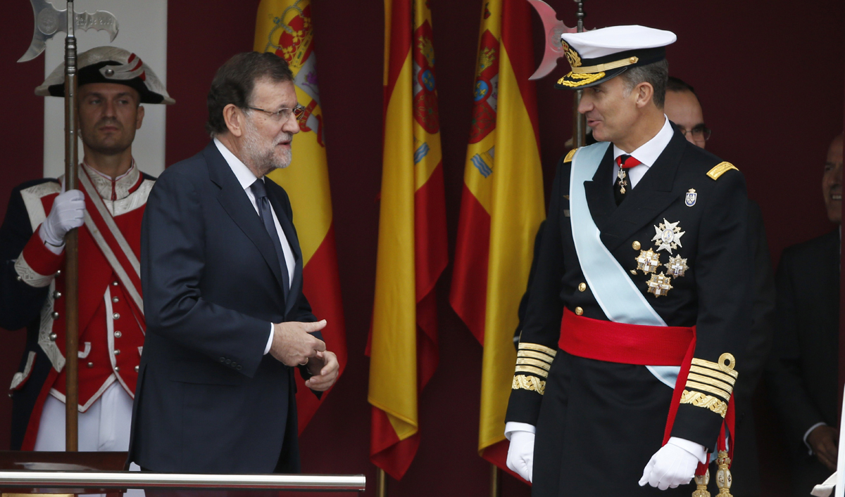 El rey Felipe conversa con el presidente del Gobierno, Mariano Rajoy (i), durante el desfile del año pasado en el Día de la Fiesta Nacional