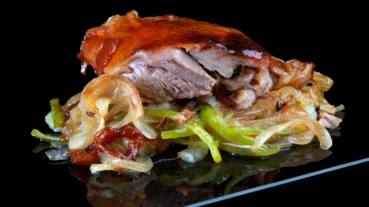 Lechazo asado preparado en Paradores