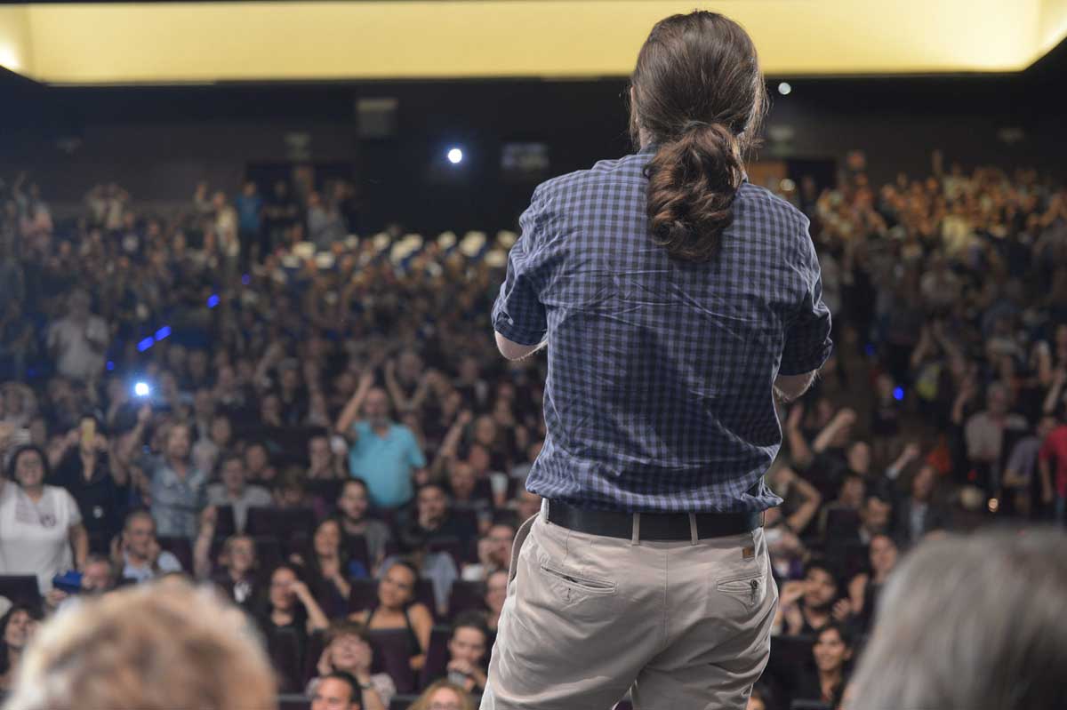 Pablo Iglesias, de espaldas, durante un encuentro con los Círculos de Podemos. 